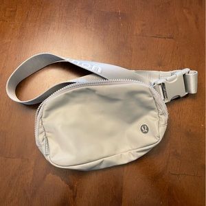 lululemon belt bag IL in light gray, EUC